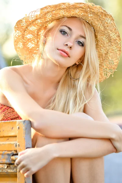 Retrato de uma menina bonita em um sol da noite de verão — Fotografia de Stock