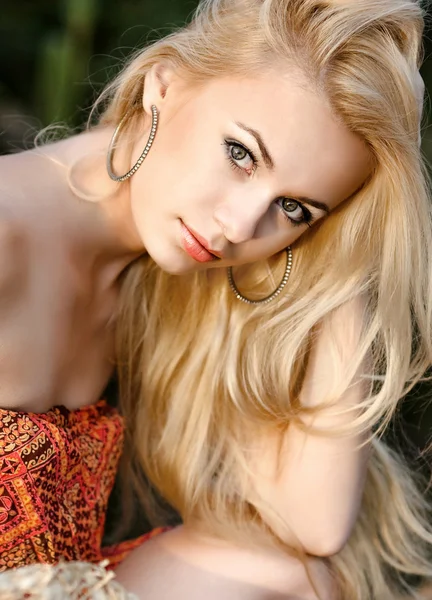 Portrait of a beautiful girl on a summer evening sun — Stock Photo, Image