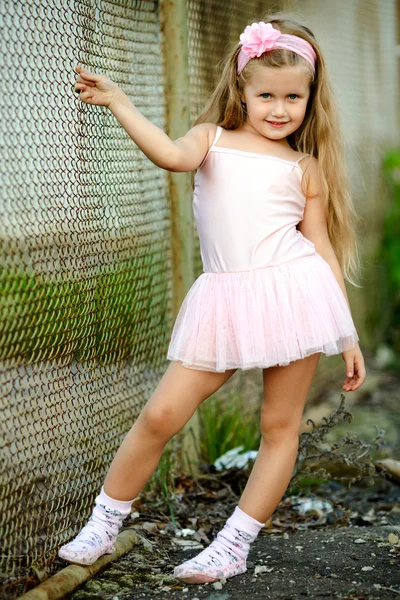 Retrato de niña en un tutú rosa — Foto de Stock