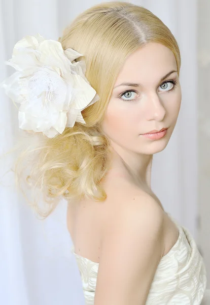 Retrato de una hermosa novia rubia — Foto de Stock