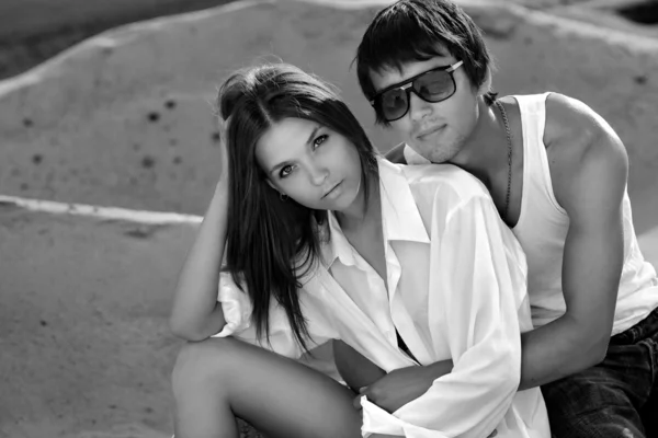 Sevgi dolu bir adam ve bir kadın kum — Stok fotoğraf