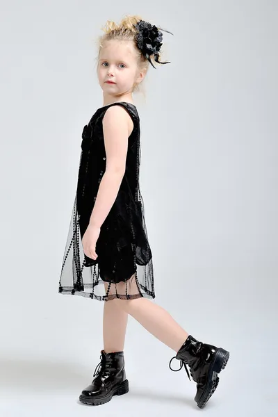 Πορτρέτο ενός μικρού κοριτσιού με μαύρο φόρεμα — Φωτογραφία Αρχείου
