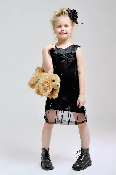 Porträt eines kleinen Mädchens in einem schwarzen Kleid — Stockfoto