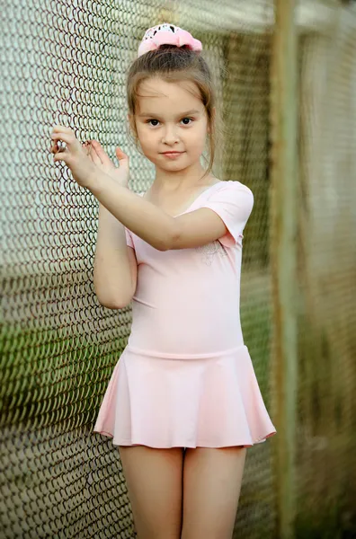 Retrato de uma jovem em um terno de ginástica — Fotografia de Stock