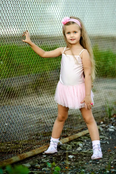 Portret van meisje in een roze tutu — Stockfoto