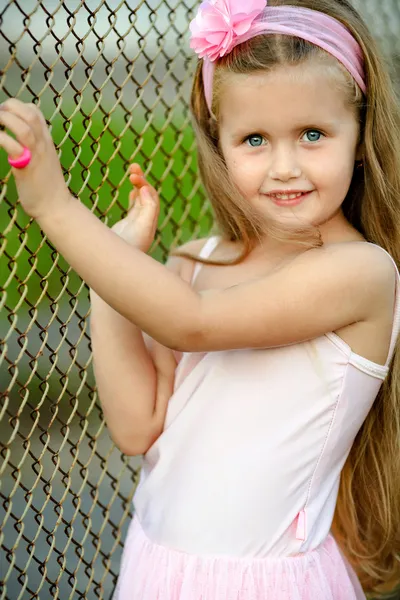 Porträt eines kleinen Mädchens im rosa Tutu — Stockfoto