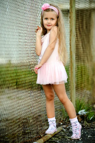 Retrato de niña en un tutú rosa — Foto de Stock