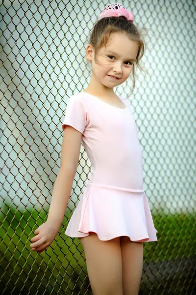 Portret van een jong meisje in een sportschool pak — Stockfoto