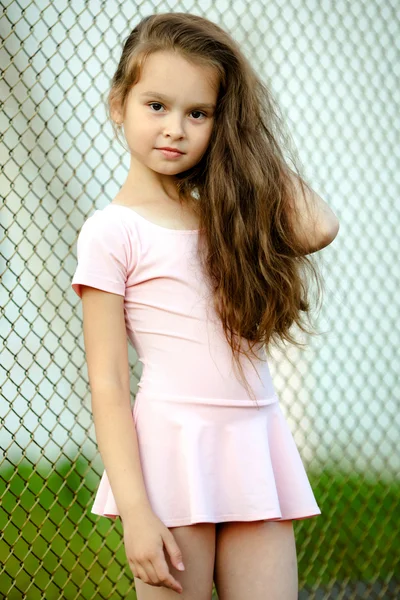 Porträtt av en ung flicka i en gym-kostym — Stockfoto