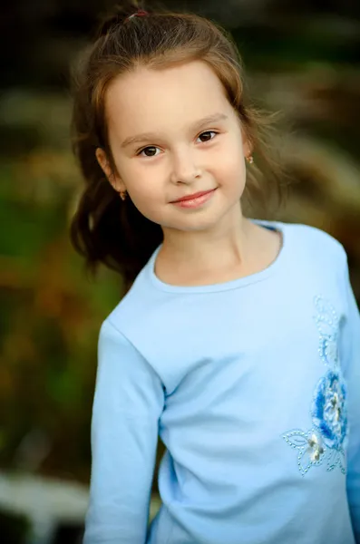 Portret van een jong meisje met een glimlach — Stockfoto