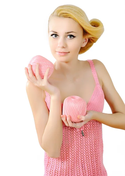 Menina bonita que segura a bola de fio rosa — Fotografia de Stock