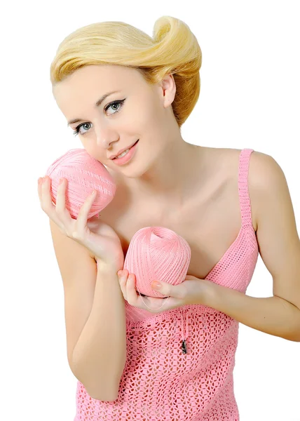 ピンクの糸のボールを保持している美しい若い女の子 — ストック写真