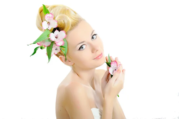 Retrato de uma bela jovem com flores em seu cabelo — Fotografia de Stock