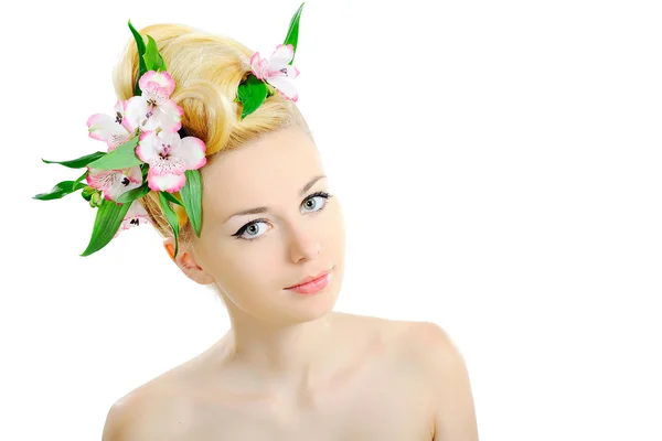 Retrato de una hermosa joven con flores en el pelo —  Fotos de Stock