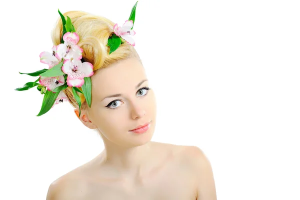 Retrato de una hermosa joven con flores en el pelo — Foto de Stock