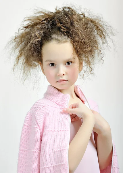 Πορτρέτο του ένα όμορφο μικρό κορίτσι με μπούκλες — Φωτογραφία Αρχείου
