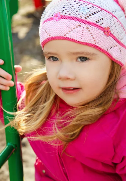Portrét holčička venku na jarní den — Stock fotografie
