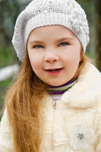 Portrait of smiling little girl outdoors on a spring day — Stock Photo, Image