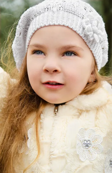 Ritratto di bambina sorridente all'aperto in un giorno di primavera — Foto Stock