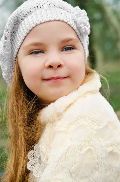 Porträtt av leende liten flicka utomhus på en vårdag — Stockfoto
