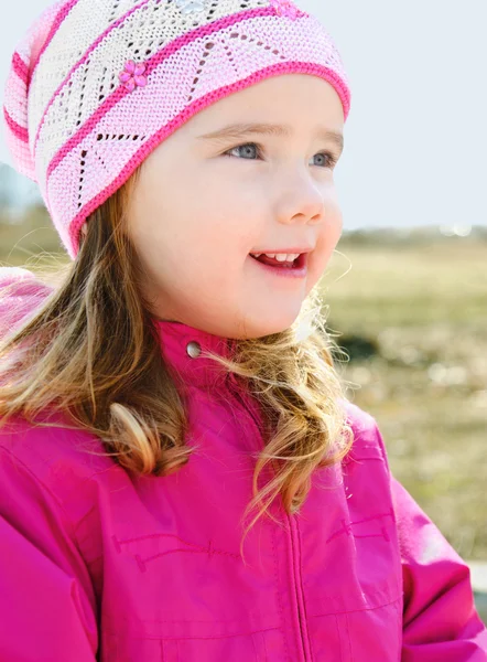 Портрет маленькой девочки на открытом воздухе в весенний день — стоковое фото