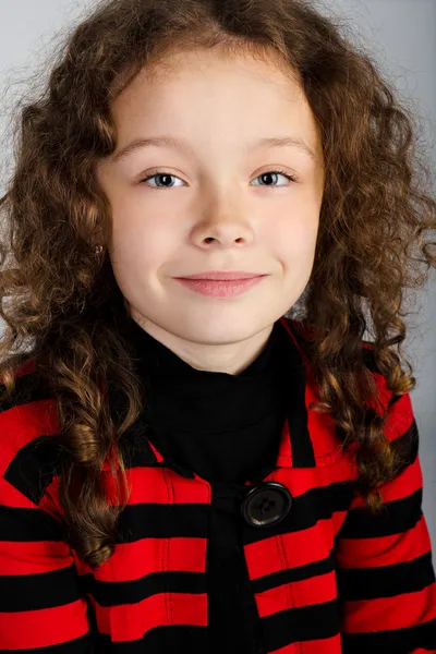 Портрет милої усміхненої маленької дівчинки — стокове фото