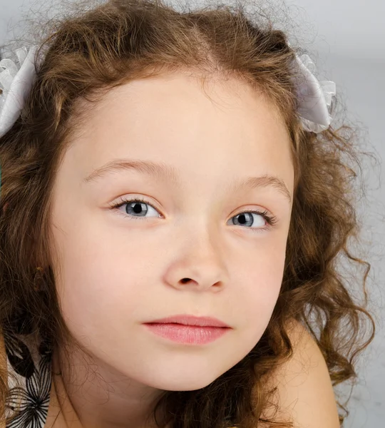 Portret van schattig lachend klein meisje — Stockfoto