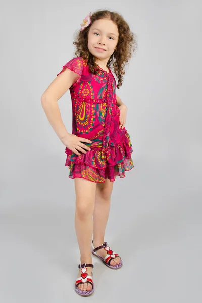 Porträtt av leende liten flicka i snygg klänning — Stockfoto
