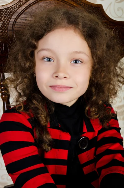 Портрет милой улыбчивой маленькой девочки — стоковое фото