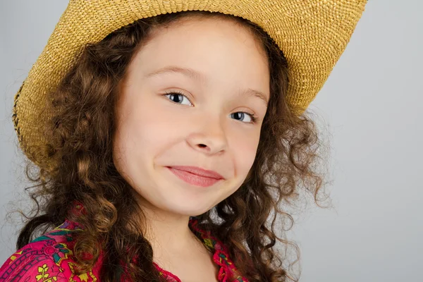 帽子の笑顔の少女の肖像画 — ストック写真