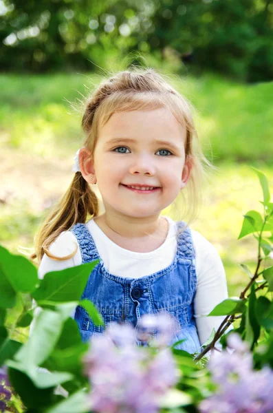 Roztomilá malá holka venku se usmívám — Stock fotografie