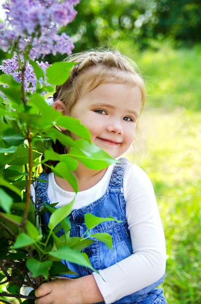 Sevimli küçük kız açık havada gülümseyen portresi — Stok fotoğraf