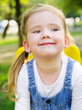 sevimli küçük kız açık havada gülümseyen portresi