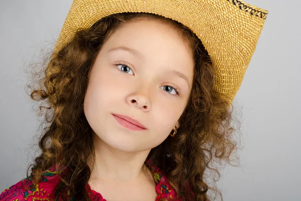 Πορτρέτο του χαριτωμένο μικρό κορίτσι στο καπέλο — Φωτογραφία Αρχείου