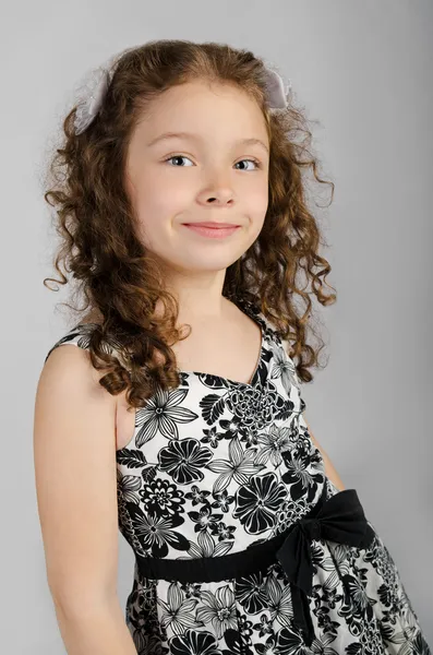 Portrét usměvavá holčička v šatech — Stock fotografie