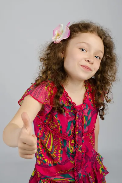 Portrait de petite fille souriante avec le pouce levé — Photo