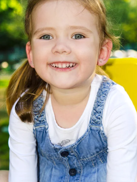 Portret de zâmbet drăguț fetiță în aer liber — Fotografie, imagine de stoc