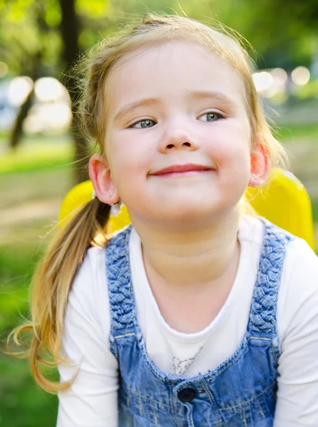 Portret uśmiechający się ładny mały dziewczyna na zewnątrz — Zdjęcie stockowe