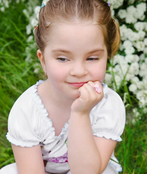 Porträtt av tänkande liten flicka utomhus — Stockfoto