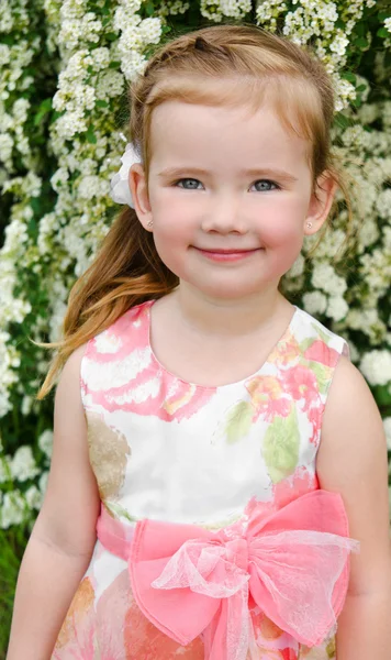 Porträt des lächelnden süßen kleinen Mädchens im Kleid — Stockfoto