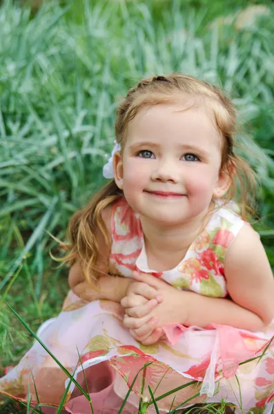 Portrét usměvavá holčička v šatech venkovní — Stock fotografie