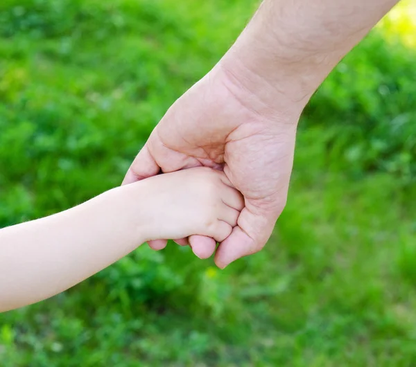 Çocuk babasının elini tutar — Stok fotoğraf