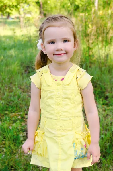 屋外のドレスの笑顔の少女の肖像画 — ストック写真