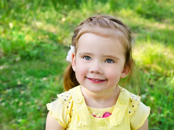 微笑的小女孩穿着户外的肖像 — 图库照片