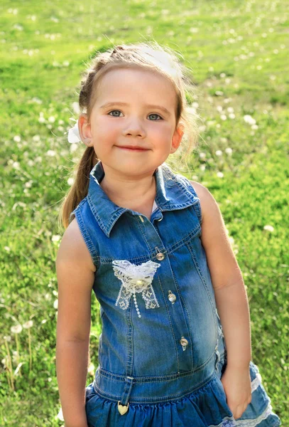 Kültéri mosolygó kis aranyos lány portréja — Stock Fotó