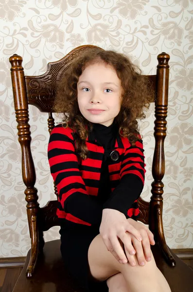 小女孩坐在一把椅子上的肖像 — 图库照片