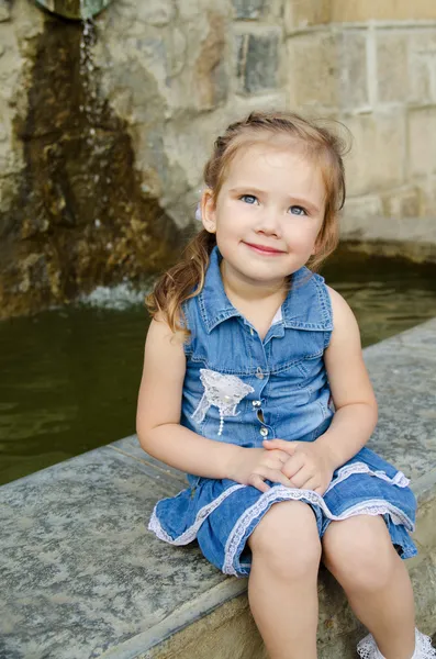 Retrato de menina sorridente no vestido ao ar livre — Fotografia de Stock