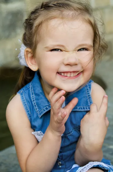 Retrato de menina sorridente no vestido ao ar livre — Fotografia de Stock
