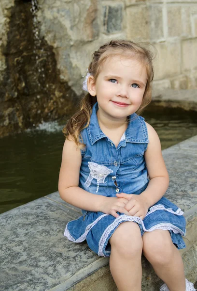 Портрет милої маленької дівчинки в сукні на відкритому повітрі — стокове фото