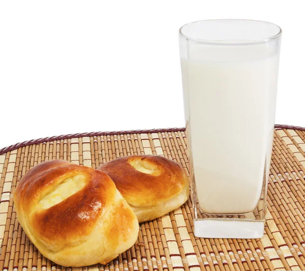 Stock image Bun and glass of milk